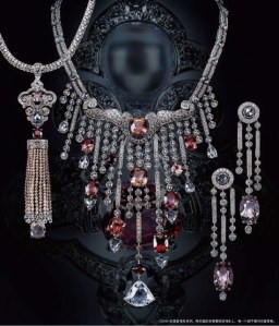 Cartier 的高级珠宝系列，将印度的迷情挪移到珠宝上，每一个细节都向印度致敬